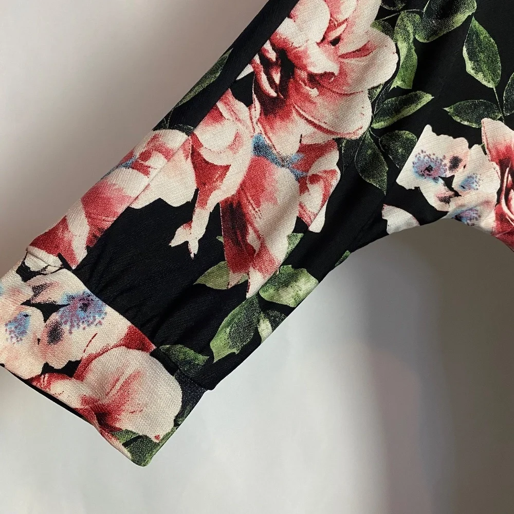 Womenʻs 3/4 Length Drop Sleeve Black and Pink Floral Blouse Small